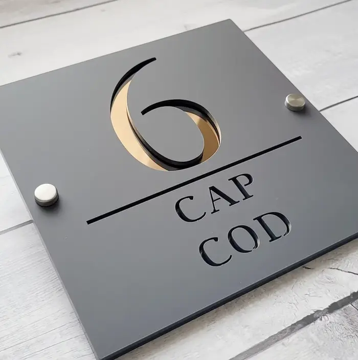 Plaque d'adresse personnalisée en acrylique découpée au Laser