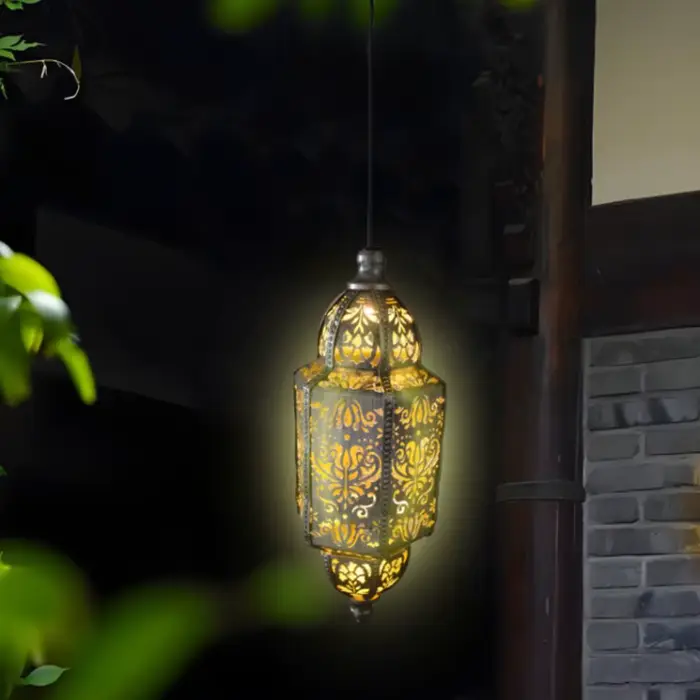 Lanterne solaire marocaine dorée avec fer forgé pour éclairage durable et ambiance chaleureuse occasions spéciales et soirées d'anniversaire